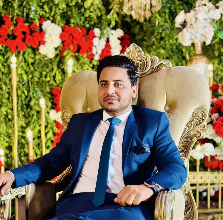 Shanawar in a blue suit at an event